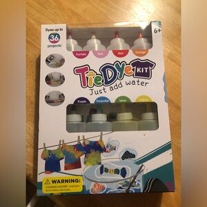 Tie Dye Kit - 32 projects, 8 squeeze bottles and 8 colors